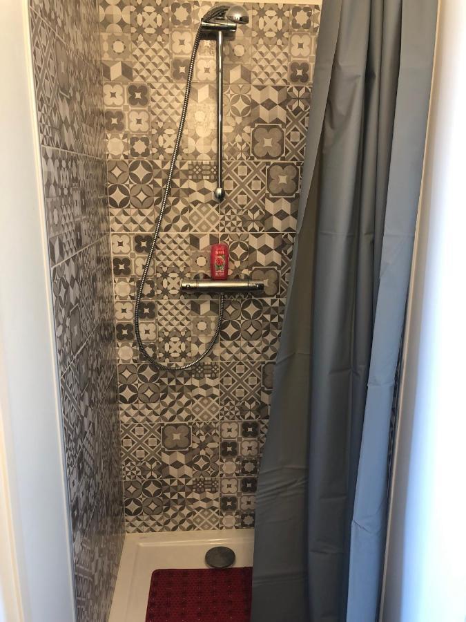 Grande Chambre 14 M2 Avec Salle De Bain Privative A Nanterre Prefecture Proche La Defense Arena Campus Sncf Et Paris Buitenkant foto